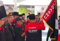 Pemberian Bendera Madas Nusantara oleh Ketua DPD Madas Nusantara, (Abdus Samad) kepada perwakilan Ketua DPK. 