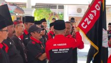 Pemberian Bendera Madas Nusantara oleh Ketua DPD Madas Nusantara, (Abdus Samad) kepada perwakilan Ketua DPK.