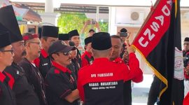 Pemberian Bendera Madas Nusantara oleh Ketua DPD Madas Nusantara, (Abdus Samad) kepada perwakilan Ketua DPK. 