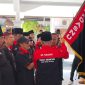 Pemberian Bendera Madas Nusantara oleh Ketua DPD Madas Nusantara, (Abdus Samad) kepada perwakilan Ketua DPK. 
