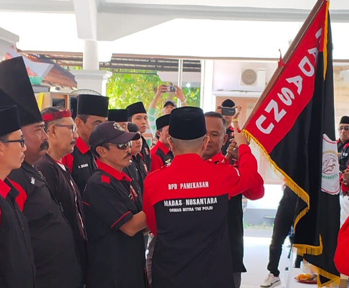 Pemberian Bendera Madas Nusantara oleh Ketua DPD Madas Nusantara, (Abdus Samad) kepada perwakilan Ketua DPK. 