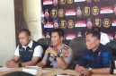 Caption: Kapolres Sampang AKBP Hartono Didampingi Kasat Reskrim Iptu Nur Fajri Alim dan Kasi Humas AKP Eko Puji Waluyo Saat Konferensi Pers Ungkap Kasus Dugaan Rudapaksa Terhadap Gadis 15 Tahun di Sampang (Sumber Foto: Agus Junaidi/Pilar Pos)