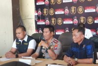 Caption: Kapolres Sampang AKBP Hartono Didampingi Kasat Reskrim Iptu Nur Fajri Alim dan Kasi Humas AKP Eko Puji Waluyo Saat Konferensi Pers Ungkap Kasus Dugaan Rudapaksa Terhadap Gadis 15 Tahun di Sampang (Sumber Foto: Agus Junaidi/Pilar Pos)