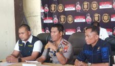 Caption: Kapolres Sampang AKBP Hartono Didampingi Kasat Reskrim Iptu Nur Fajri Alim dan Kasi Humas AKP Eko Puji Waluyo Saat Konferensi Pers Ungkap Kasus Dugaan Rudapaksa Terhadap Gadis 15 Tahun di Sampang (Sumber Foto: Agus Junaidi/Pilar Pos)