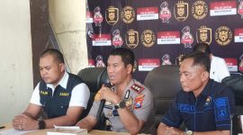 Caption: Kapolres Sampang AKBP Hartono Didampingi Kasat Reskrim Iptu Nur Fajri Alim dan Kasi Humas AKP Eko Puji Waluyo Saat Konferensi Pers Ungkap Kasus Dugaan Rudapaksa Terhadap Gadis 15 Tahun di Sampang (Sumber Foto: Agus Junaidi/Pilar Pos)