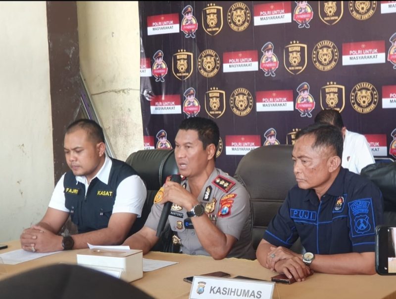 Caption: Kapolres Sampang AKBP Hartono Didampingi Kasat Reskrim Iptu Nur Fajri Alim dan Kasi Humas AKP Eko Puji Waluyo Saat Konferensi Pers Ungkap Kasus Dugaan Rudapaksa Terhadap Gadis 15 Tahun di Sampang (Sumber Foto: Agus Junaidi/Pilar Pos)