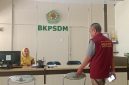 Abd. Samad Ketua DPD Madas Nusantara Kabupaten Pamekasan saat mendatangi kantor BKPSDM Kabupaten Pamekasan
