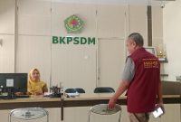Abd. Samad Ketua DPD Madas Nusantara Kabupaten Pamekasan saat mendatangi kantor BKPSDM Kabupaten Pamekasan