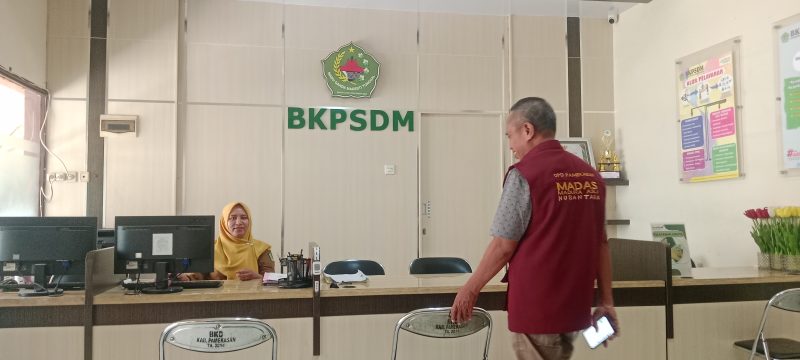 Abd. Samad Ketua DPD Madas Nusantara Kabupaten Pamekasan saat mendatangi kantor BKPSDM Kabupaten Pamekasan