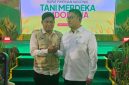Caption: Ahmad Anam Syahputra dan Dr. Sudaryono Kepala Badan Gizi Nasional (BGN) Republik Indonesia, Saat Foto Bersama di Kegiatan Rapat Pimpinan Tani Merdeka Indonesia (Sember Foto: Ahmad Anam Syahputra For Pila Pos)