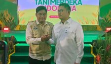 Caption: Ahmad Anam Syahputra dan Dr. Sudaryono Kepala Badan Gizi Nasional (BGN) Republik Indonesia, Saat Foto Bersama di Kegiatan Rapat Pimpinan Tani Merdeka Indonesia (Sember Foto: Ahmad Anam Syahputra For Pila Pos)