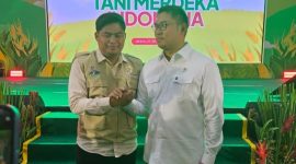 Caption: Ahmad Anam Syahputra dan Dr. Sudaryono Kepala Badan Gizi Nasional (BGN) Republik Indonesia, Saat Foto Bersama di Kegiatan Rapat Pimpinan Tani Merdeka Indonesia (Sember Foto: Ahmad Anam Syahputra For Pila Pos)
