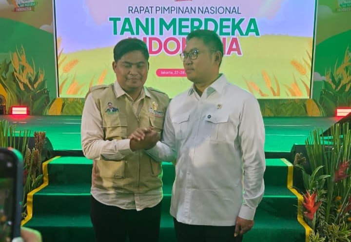 Caption: Ahmad Anam Syahputra dan Dr. Sudaryono Kepala Badan Gizi Nasional (BGN) Republik Indonesia, Saat Foto Bersama di Kegiatan Rapat Pimpinan Tani Merdeka Indonesia (Sember Foto: Ahmad Anam Syahputra For Pila Pos)
