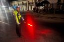 Caption: Polisi Saat Menunjukan TKP Kecelakaan Lalulintas di Jalan Dharma Camplong, Kabupaten Sampang (Sumber Foto: Humas Polres Sampang For Pilar Pos)