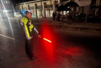 Caption: Polisi Saat Menunjukan TKP Kecelakaan Lalulintas di Jalan Dharma Camplong, Kabupaten Sampang (Sumber Foto: Humas Polres Sampang For Pilar Pos)