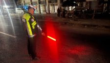 Caption: Polisi Saat Menunjukan TKP Kecelakaan Lalulintas di Jalan Dharma Camplong, Kabupaten Sampang (Sumber Foto: Humas Polres Sampang For Pilar Pos)