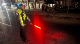 Caption: Polisi Saat Menunjukan TKP Kecelakaan Lalulintas di Jalan Dharma Camplong, Kabupaten Sampang (Sumber Foto: Humas Polres Sampang For Pilar Pos)