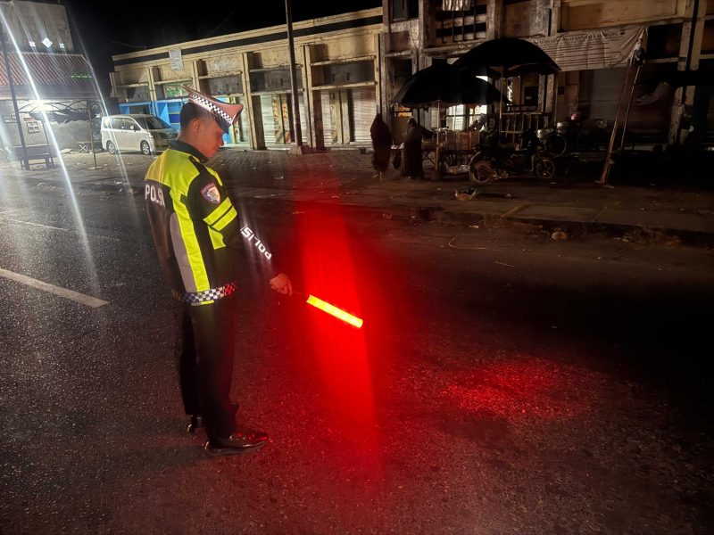 Caption: Polisi Saat Menunjukan TKP Kecelakaan Lalulintas di Jalan Dharma Camplong, Kabupaten Sampang (Sumber Foto: Humas Polres Sampang For Pilar Pos)