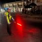 Caption: Polisi Saat Menunjukan TKP Kecelakaan Lalulintas di Jalan Dharma Camplong, Kabupaten Sampang (Sumber Foto: Humas Polres Sampang For Pilar Pos)