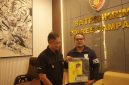 Caption: Kasat Reskrim, Iptu Nur Fajri Alim, Didampingi Kasi Humas Polres Sampang AKP Eko Puji Waluyo Saat memegang alat bukti dalam ungkap kasus dugaan pencurian motor di Polres Sampang (Sumber Foto: Agus Junaidi/Pilar Pos)