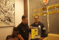 Caption: Kasat Reskrim, Iptu Nur Fajri Alim, Didampingi Kasi Humas Polres Sampang AKP Eko Puji Waluyo Saat memegang barang bukti dalam ungkap kasus dugaan pencurian motor di Polres Sampang (Sumber Foto: Agus Junaidi/Pilar Pos)