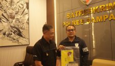 Caption: Kasat Reskrim, Iptu Nur Fajri Alim, Didampingi Kasi Humas Polres Sampang AKP Eko Puji Waluyo Saat memegang alat bukti dalam ungkap kasus dugaan pencurian motor di Polres Sampang (Sumber Foto: Agus Junaidi/Pilar Pos)