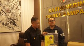 Caption: Kasat Reskrim, Iptu Nur Fajri Alim, Didampingi Kasi Humas Polres Sampang AKP Eko Puji Waluyo Saat memegang barang bukti dalam ungkap kasus dugaan pencurian motor di Polres Sampang (Sumber Foto: Agus Junaidi/Pilar Pos)