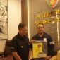 Caption: Kasat Reskrim, Iptu Nur Fajri Alim, Didampingi Kasi Humas Polres Sampang AKP Eko Puji Waluyo Saat memegang barang bukti dalam ungkap kasus dugaan pencurian motor di Polres Sampang (Sumber Foto: Agus Junaidi/Pilar Pos)
