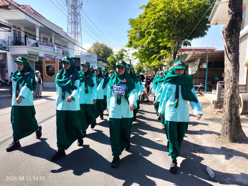 Caption: Peserta Nomor Undi 085 Kelas VII SMPN 1 Sampang yang meraih gelar juara III regu putri (Sumber Foto: Agus Junaidi/Pilar Pos)