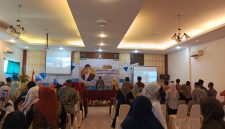 Caption: Anggota Komisi XI DPR RI dari Daerah Pemilihan (Dapil) Jawa Timur XI, Assoc. Prof. Dr. Eric Hermawan, SH, MT, MM, saat menggelar workshop pendampingan bersama sejumlah pelaku Usaha Mikro, Kecil, dan Menengah (UMKM) di Kabupaten Sampang (Sumber Foto: Agus Junaidi/Pilar Pos)