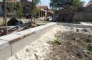 Caption: Proyek Pembangunan Drainase Saluran U-ditch di Jalan Rajawali II Kabupaten Sampang yang terlihat material U-ditch nampak jelas dari permukaan tanah yang dikerjakan oleh CV Gunung Sekar Mandiri (Sumber Foto: Agus Junaidi/Pilar Pos)