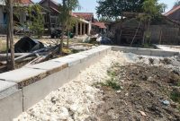 Caption: Proyek Pembangunan Drainase Saluran U-ditch di Jalan Rajawali II Kabupaten Sampang yang terlihat material U-ditch nampak jelas dari permukaan tanah yang dikerjakan oleh CV Gunung Sekar Mandiri (Sumber Foto: Agus Junaidi/Pilar Pos)