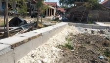 Caption: Proyek Pembangunan Drainase Saluran U-ditch di Jalan Rajawali II Kabupaten Sampang yang terlihat material U-ditch nampak jelas dari permukaan tanah yang dikerjakan oleh CV Gunung Sekar Mandiri (Sumber Foto: Agus Junaidi/Pilar Pos)