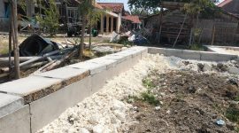Caption: Proyek Pembangunan Drainase Saluran U-ditch di Jalan Rajawali II Kabupaten Sampang yang terlihat material U-ditch nampak jelas dari permukaan tanah yang dikerjakan oleh CV Gunung Sekar Mandiri (Sumber Foto: Agus Junaidi/Pilar Pos)