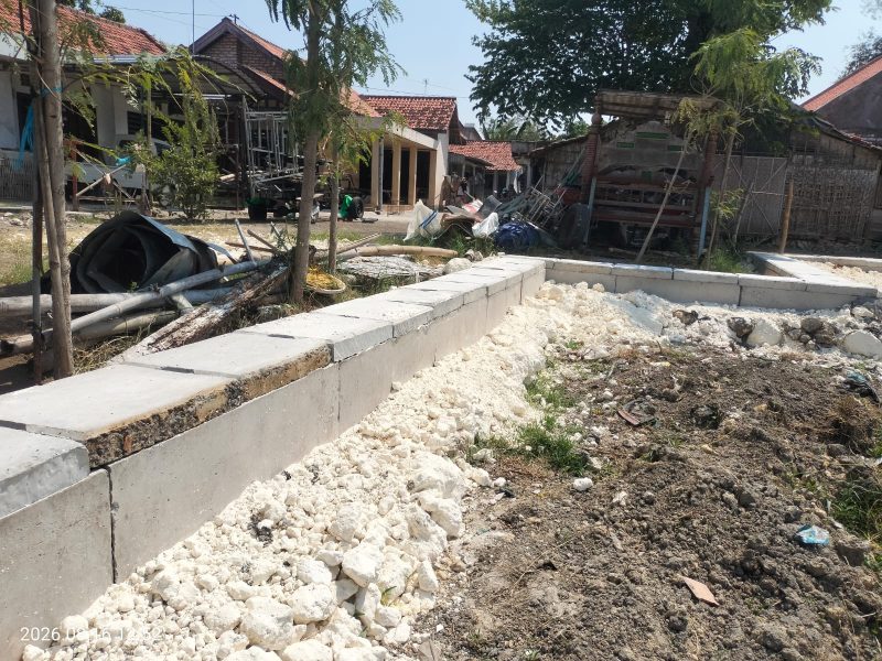 Caption: Proyek Pembangunan Drainase Saluran U-ditch di Jalan Rajawali II Kabupaten Sampang yang terlihat material U-ditch nampak jelas dari permukaan tanah yang dikerjakan oleh CV Gunung Sekar Mandiri (Sumber Foto: Agus Junaidi/Pilar Pos)