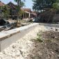 Caption: Proyek Pembangunan Drainase Saluran U-ditch di Jalan Rajawali II Kabupaten Sampang yang terlihat material U-ditch nampak jelas dari permukaan tanah yang dikerjakan oleh CV Gunung Sekar Mandiri (Sumber Foto: Agus Junaidi/Pilar Pos)