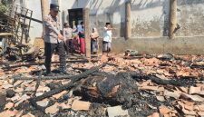 Caption: Kepolisian Polres Sampang Saat Mendatangi TKP Kebakaran (Sumber Foto: Humas Polres Sampang For Agus Junaidi)