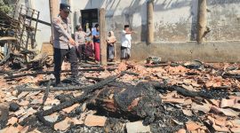 Caption: Kepolisian Polres Sampang Saat Mendatangi TKP Kebakaran (Sumber Foto: Humas Polres Sampang For Agus Junaidi)