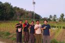Lutfi Rizal, Sekertaris Madas Nusantara Kec. Pagantenan saat mendampingi Mahasiswa KKN UIN Madura Bangun Penerangan Jalan Poros Desa Plakpak