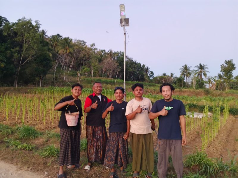 Lutfi Rizal, Sekertaris Madas Nusantara Kec. Pagantenan saat mendampingi Mahasiswa KKN UIN Madura Bangun Penerangan Jalan Poros Desa Plakpak