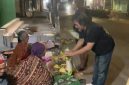 Caption: Katim URC Aiptu Achson Yudianto, didampingi personel URC Satreskrim Polres Sampang saat bagikan beras kepada pedagang pisang di pinggir jalan perkotaan Kabupaten Sampang (Sumber Foto: Screenshot Video Kegiatan Sosial URC Satreskrim Polres Sampang For Pilar Pos)
