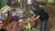 Caption: Katim URC Aiptu Achson Yudianto, didampingi personel URC Satreskrim Polres Sampang saat bagikan beras kepada pedagang pisang di pinggir jalan perkotaan Kabupaten Sampang (Sumber Foto: Screenshot Video Kegiatan Sosial URC Satreskrim Polres Sampang For Pilar Pos)
