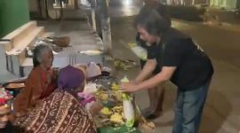 Caption: Katim URC Aiptu Achson Yudianto, didampingi personel URC Satreskrim Polres Sampang saat bagikan beras kepada pedagang pisang di pinggir jalan perkotaan Kabupaten Sampang (Sumber Foto: Screenshot Video Kegiatan Sosial URC Satreskrim Polres Sampang For Pilar Pos)