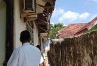 Junaidi, Sekretaris Kecamatan Pasean saat memperlihatkan kondisi bangunan kepada awak media ini di bagian belakang yang rapuh. Rabu, 19/08/2026.