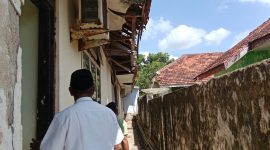 Junaidi, Sekretaris Kecamatan Pasean saat memperlihatkan kondisi bangunan kepada awak media ini di bagian belakang yang rapuh. Rabu, 19/08/2026.