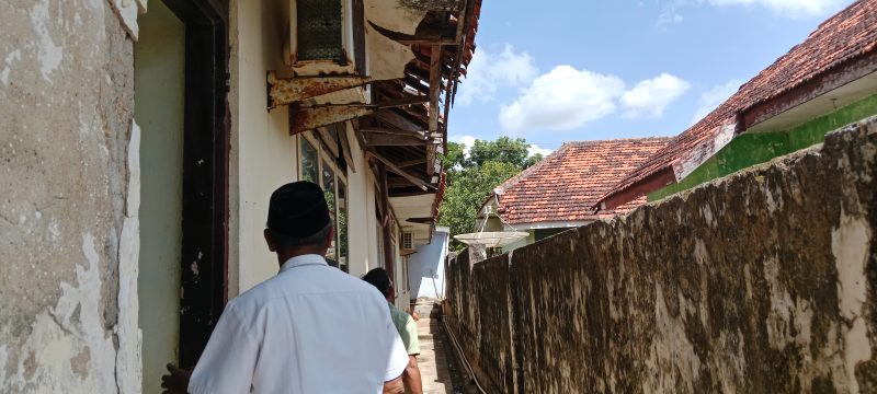 Junaidi, Sekretaris Kecamatan Pasean saat memperlihatkan kondisi bangunan kepada awak media ini di bagian belakang yang rapuh. Rabu, 19/08/2026.