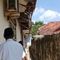 Junaidi, Sekretaris Kecamatan Pasean saat memperlihatkan kondisi bangunan kepada awak media ini di bagian belakang yang rapuh. Rabu, 19/08/2026.