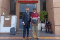 Caption: Advokat senior PERADIN dan POSBAKUMADIN Sampang, Agus Adi Susanto, SH, bersama Rijal Sami'an (Sumber Foto: Agus Adi Susanto For Pilar Pos)