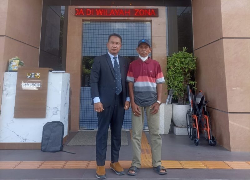 Caption: Advokat senior PERADIN dan POSBAKUMADIN Sampang, Agus Adi Susanto, SH, bersama Rijal Sami'an (Sumber Foto: Agus Adi Susanto For Pilar Pos)