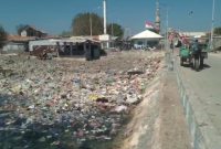 Caption: Kondisi Tumpukan Sampah di Pulau Mandangin (Sumber Foto: dok Pilarpos.com)